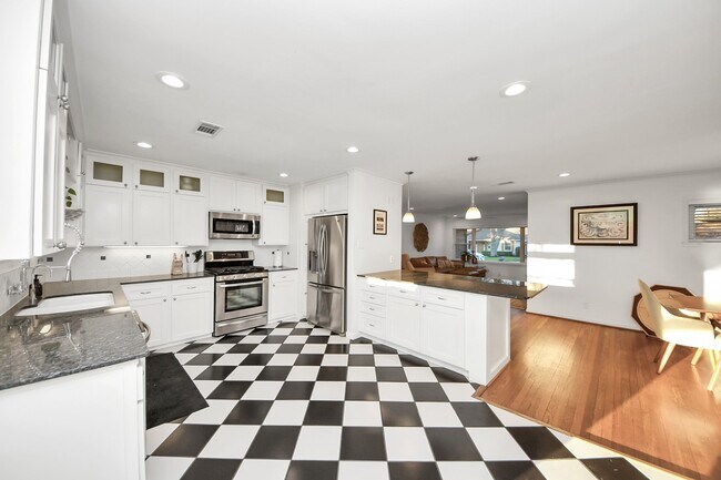 Building Photo - 411 Venice St