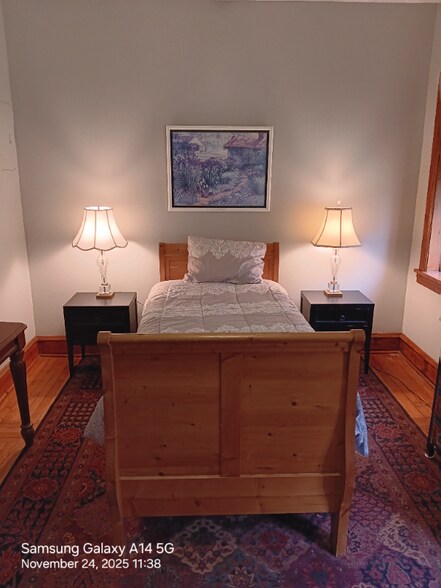 Building Photo - 552 N Lawler Ave