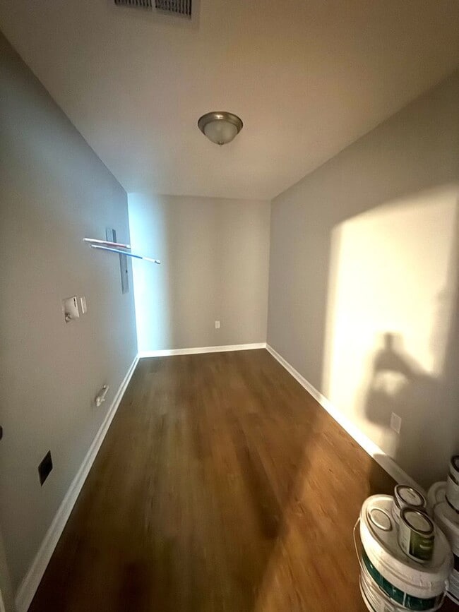 Building Photo - ** 6 Bed 2 Bath located off Wares Ferry ro...