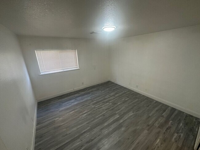 Building Photo - 3 BEDROOM 2 BATH, DOWNSTAIRS UNIT, NO CARPET, WITH WASHER AND DRYER, NEAR NELLIS AFB!