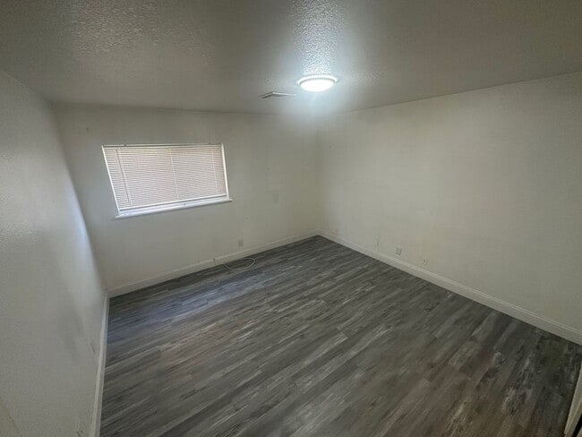 Building Photo - 6945 Mendon Ln