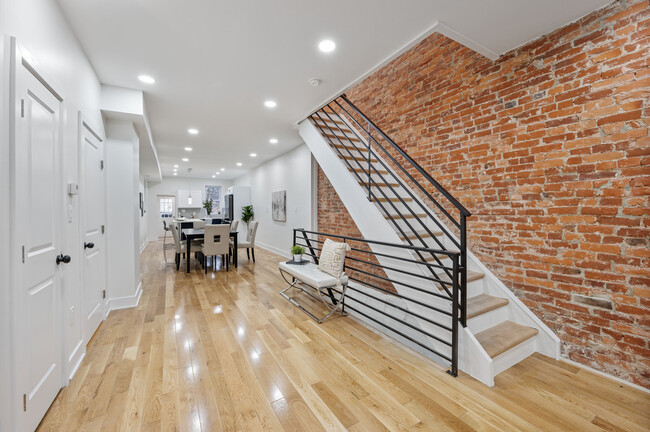 Building Photo - 1135 S 61st St