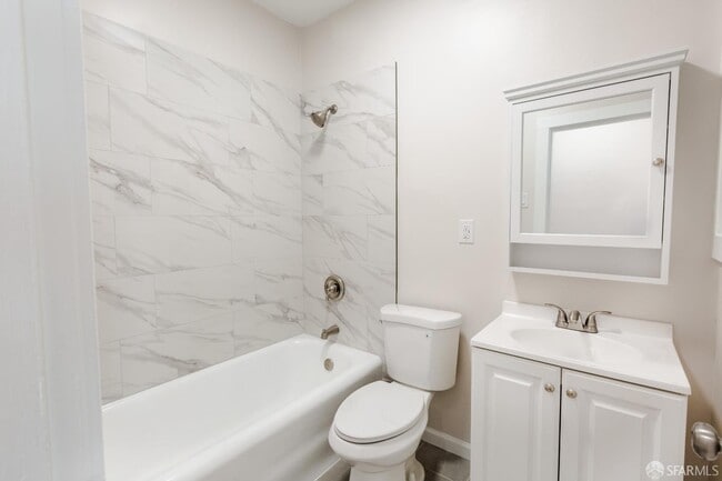 Building Photo - 910 Bay St