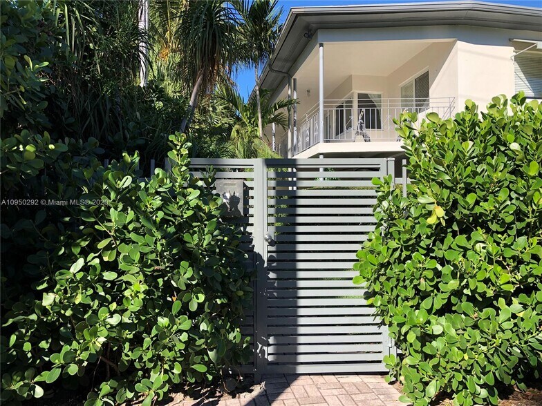 Building Photo - 4780 Pine Tree Dr