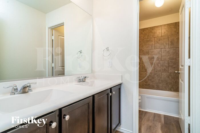 Building Photo - 446 Stuart Ln