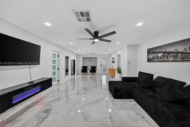 Building Photo - 3130 SW 16th St