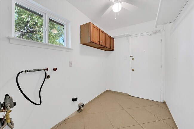 Building Photo - 8802 Tanager St