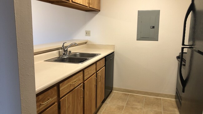 Building Photo - Spacious 2 bed 1.5 bathroom Condominium