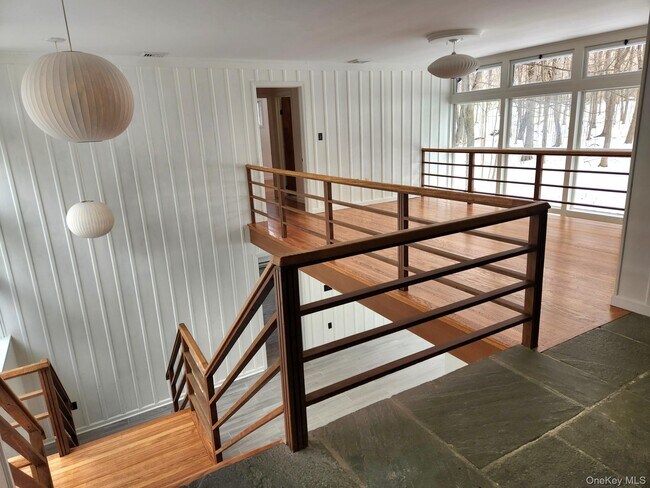 Building Photo - 568 River Rd