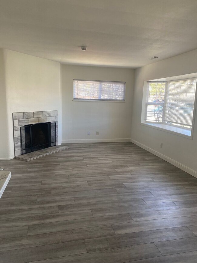 Building Photo - Sweet 4 bd, 2 bath, 2+car garage near MidTown