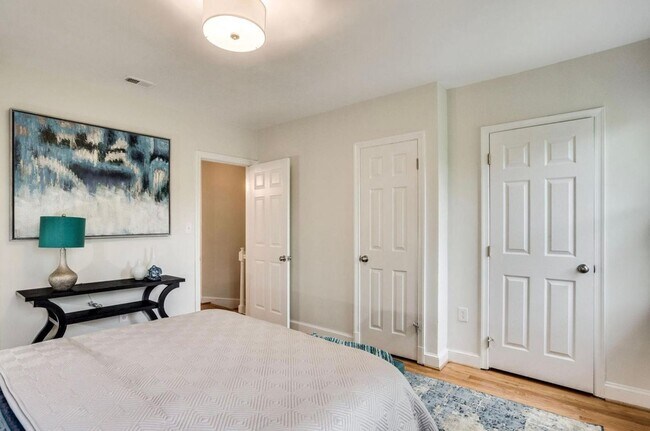 Building Photo - Sunny 2-Bedroom + Den  in SW Waterfront! - Parking included
