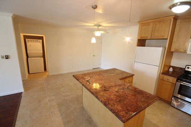 Building Photo - Huge 2 Bedroom Condo