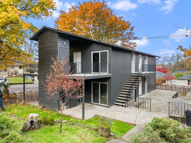 Building Photo - Charming, newly renovated West Linn apartment