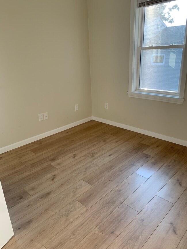 Building Photo - 8 Lakeview Dr