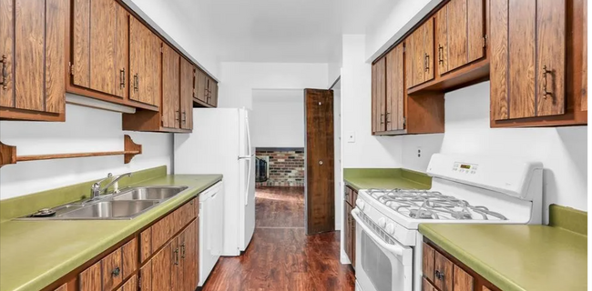 Kitchen equipped with dishwasher, stove and oven - 2134 Wickham St