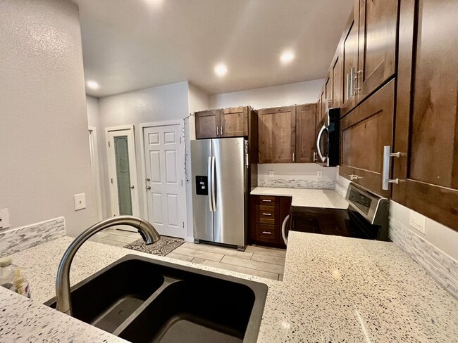 Building Photo - *ONE MONTH FREE RENT!* Beautifully Updated 3 Bedroom Town Home