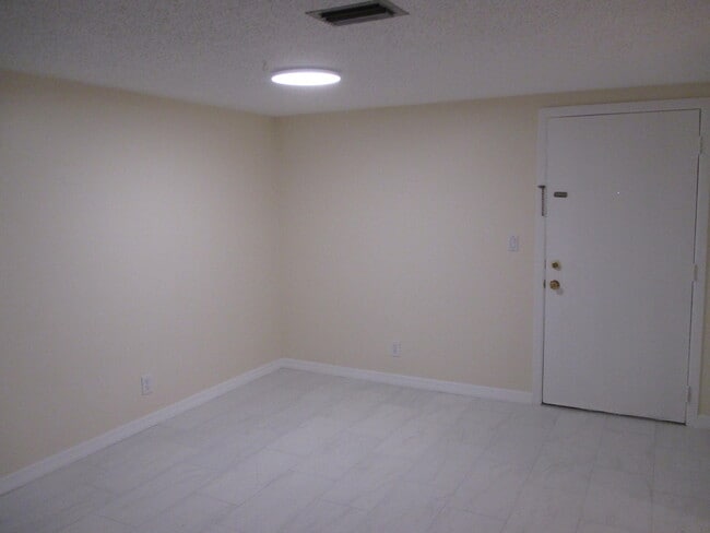 Building Photo - 224 Lake Dora Dr