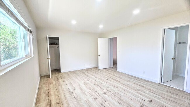 Building Photo - Gorgeous Remodeled 3bed 3bath 2 car garage...