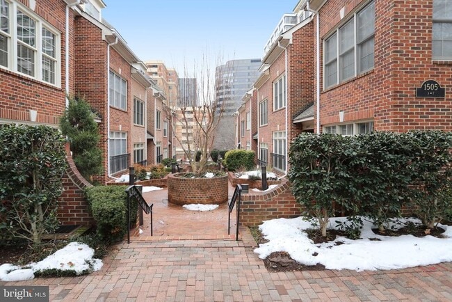 Building Photo - 1505 N Colonial Terrace