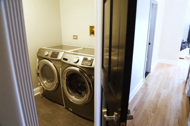 Building Photo - 1033 N Hermitage Ave