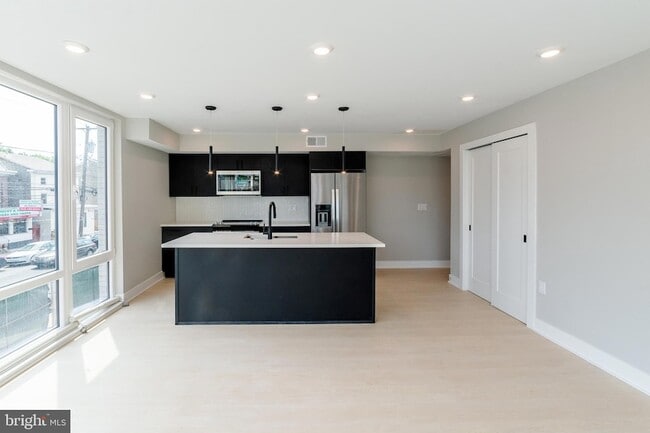 Building Photo - 6604 Ridge Ave