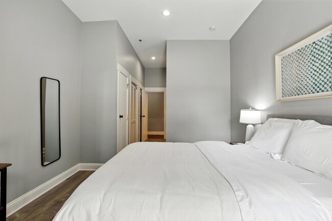 Building Photo - North Thomas 472-492