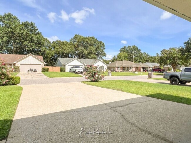 Building Photo - 2511 Southern Oaks Dr