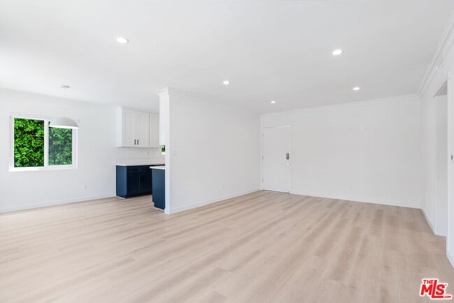 Building Photo - 527 S Barrington Ave