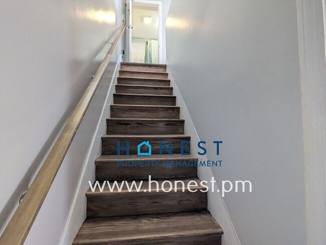 Building Photo - 162 College Ave