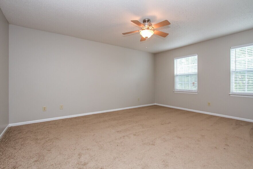 Building Photo - 5692 N Jefferson Dr