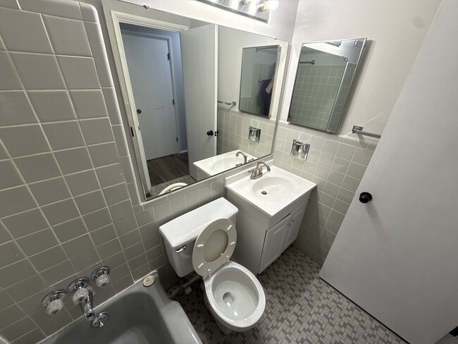 Building Photo - 1475 Hollywood Ln