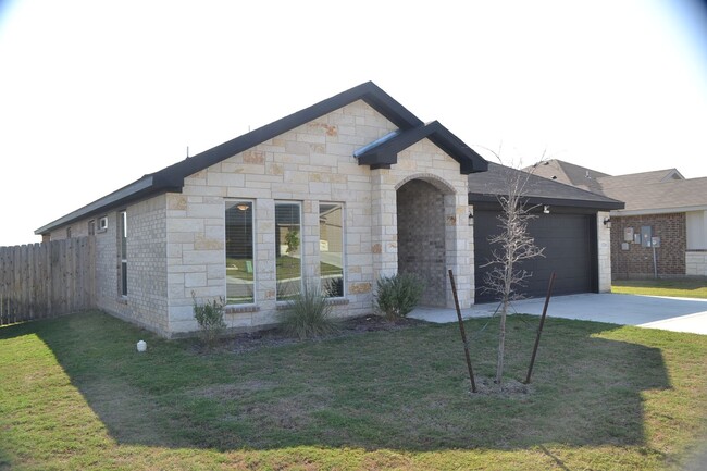 Building Photo - Gorgeous 3 Bed/2 Bath Home in Cove