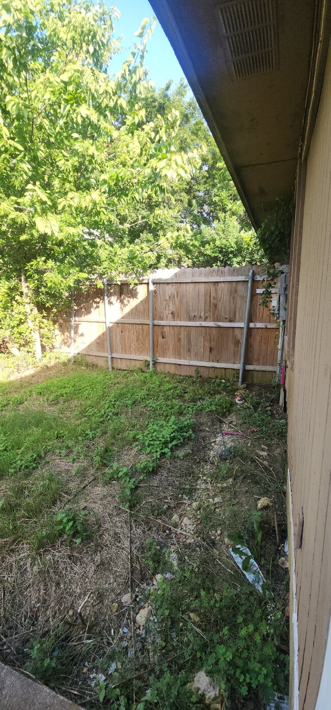 Building Photo - Charming 2 Bed/ 1 Bath Duplex with a Garag...