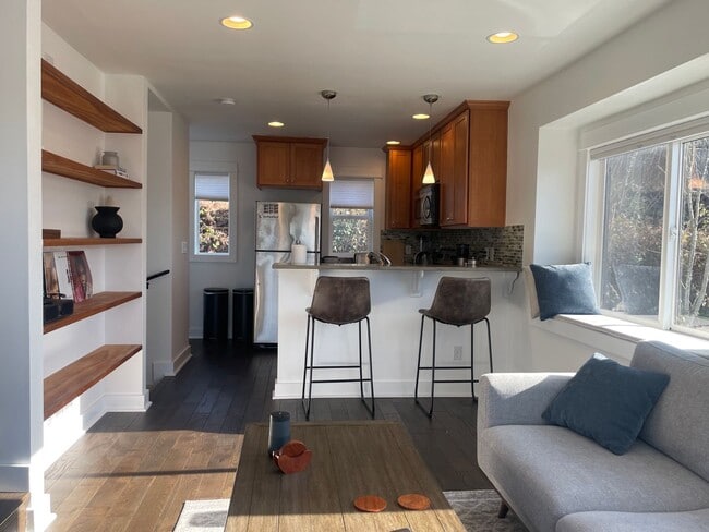 Building Photo - Welcome Home 2b/1ba Sun Drenched Townhome - West Seattle Fauntleroy Neighborhood