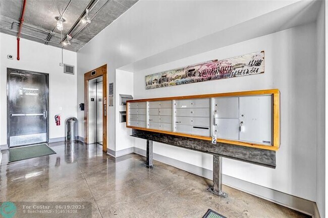 Building Photo - 425 N Andrews Ave