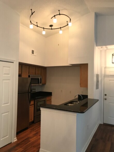 Building Photo - 8301 Elm Park Dr