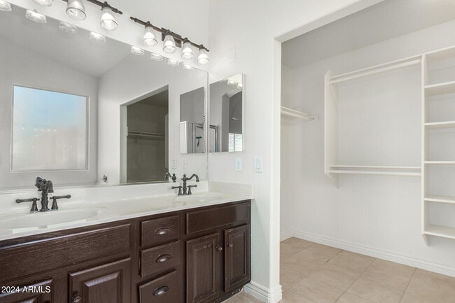 Building Photo - 8338 W Paradise Dr