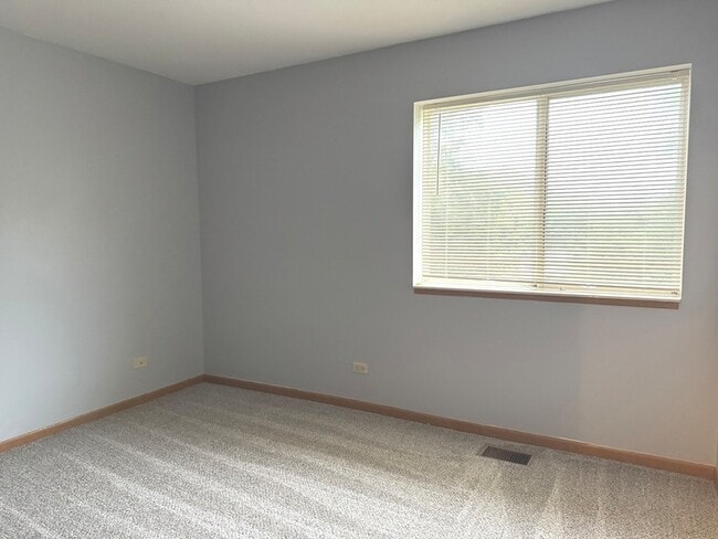 Building Photo - 727 Elm Ln