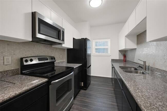 Building Photo - 2860 Holly Hall St