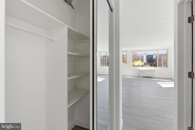 Building Photo - 4000 Tunlaw Rd NW