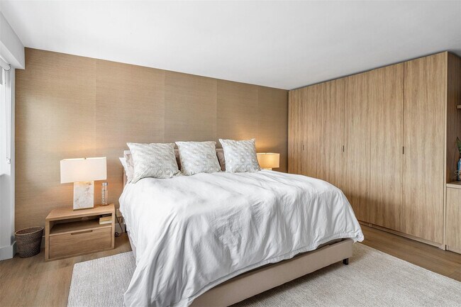 Building Photo - 3000 Holiday Dr