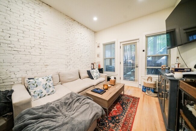 Building Photo - 308 Saratoga St