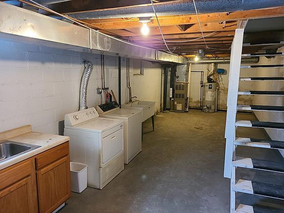 Building Photo - Remodeled master suite