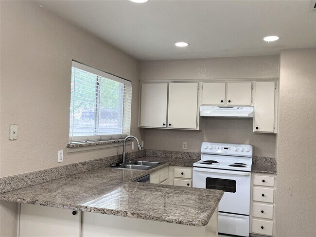 Building Photo - Beautiful 3-Bedroom Home