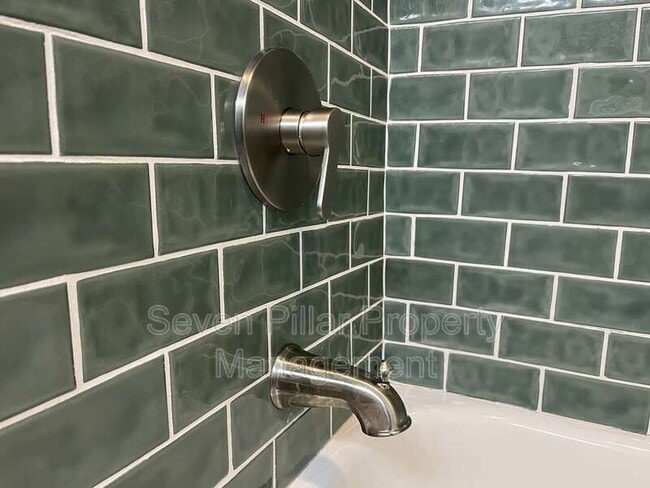 Building Photo - 1347 E Livingston Ave