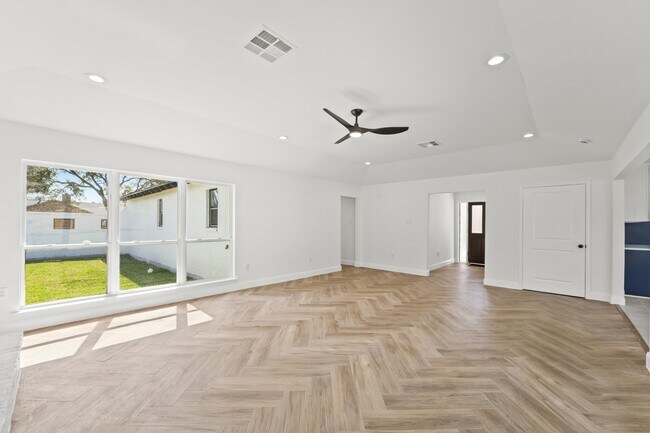 Building Photo - 10722 Lynbrook Dr