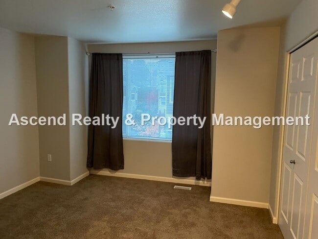 Building Photo - Sexton Crest Townhome Open Floor Plan 2 Car Tandem Attached Garage Available Mid March