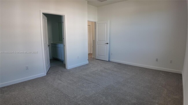 Building Photo - 830 SE grovebush Ln