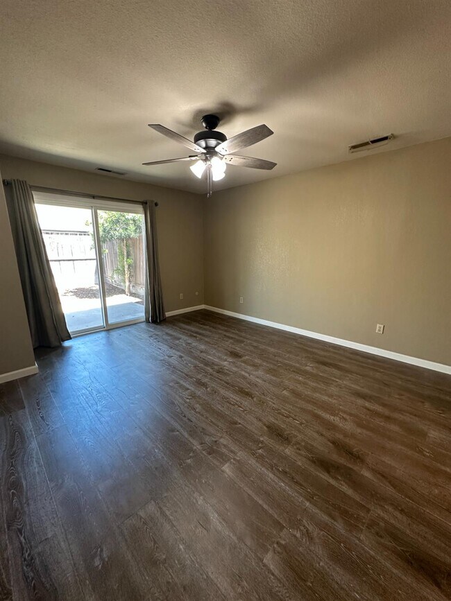 Building Photo - 5072 N Forkner Ave