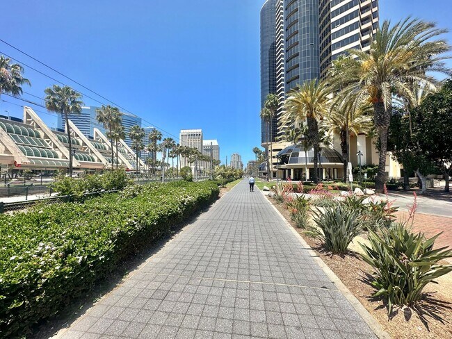 Building Photo - Luxury 2 Bed/2.5 Bath 2 Story Townhouse in...